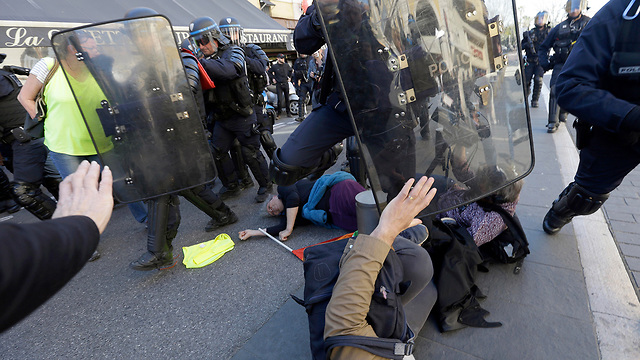 ז'ניבייב לגה פעילת האפודים הצהובים נפצעה קשה הפגנה ב ניס צרפת (צילום: AP)