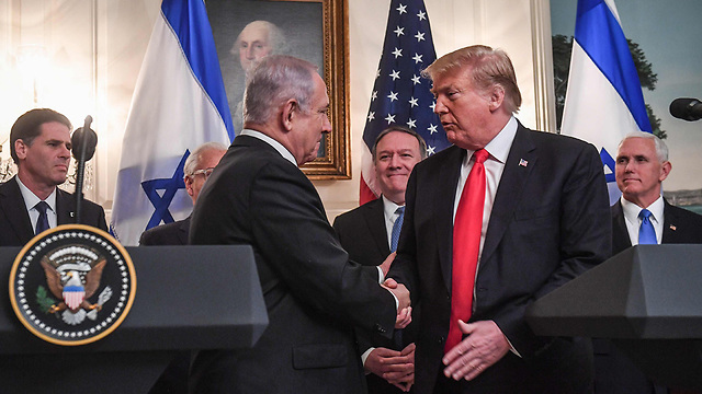 Netanyahu and Trump shake hands