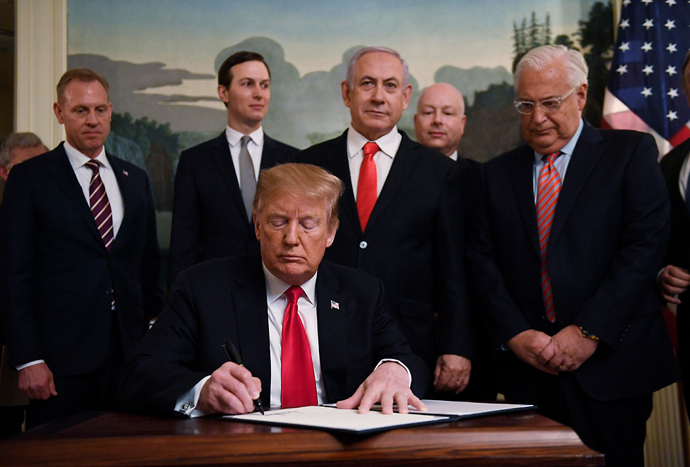 Трамп подписывает декларацию о признании суверенитета Израиля на Голанских  высотах. Фото: АР (צילום: AP)