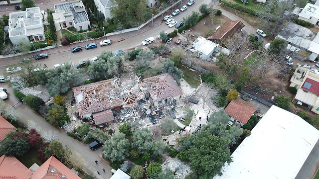 צילום רחפן של הנזק שנגרם לבית במושב משמרת כתוצאה מפגיעת טיל (צילום: יאיר שגיא)