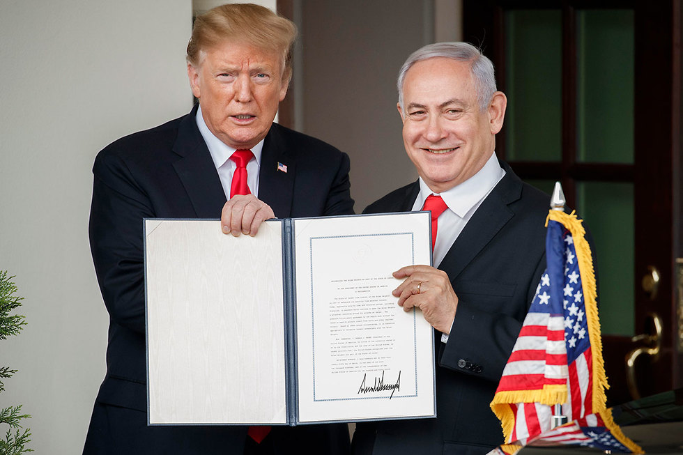 U.S.  President Donald Trump and Prime Minister Benjamin Netanyahu with the papers acknowledging Israel sovereignty over the Golan Heights, March 25  (Photo: EPA)