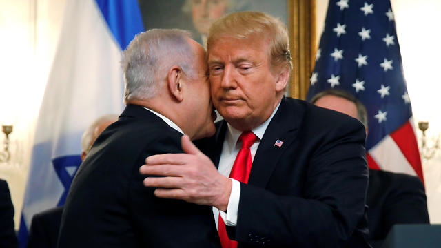 Benjamin Netanyahu and Donald Trump embrace during a meeting in Washington, D.C. (Photo: Reuters)