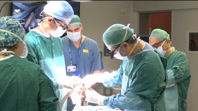 Врачи больницы "Ихилов" проводят операцию по прижиганию очага эпилепсии. Фото: Лиор Цур