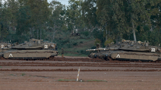 ЦАХАЛ стягивает силы к границе с Газой. Фото: EPA 