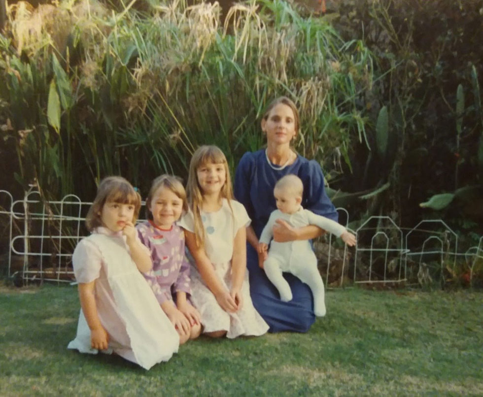 תמונת ילדות: גולדשמידט (משמאל) עם אמה ושלושת אחיה. "תמיד הרגשתי שאני מסתירה סוד" (צילום: אלבום פרטי)