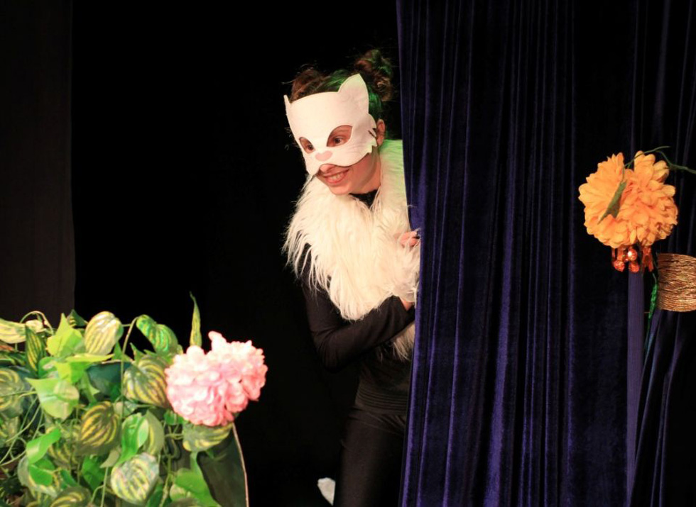 Сцена из спектакля "Не называй меня гусеницей". Фото: Элиана Коваленко-Варди