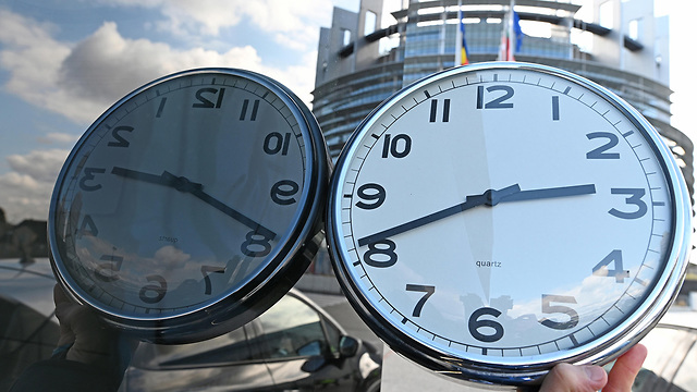 שעון ענק שטרסבורג צרפת ביטול שעון חורף קיץ אירופה (צילום: EPA)