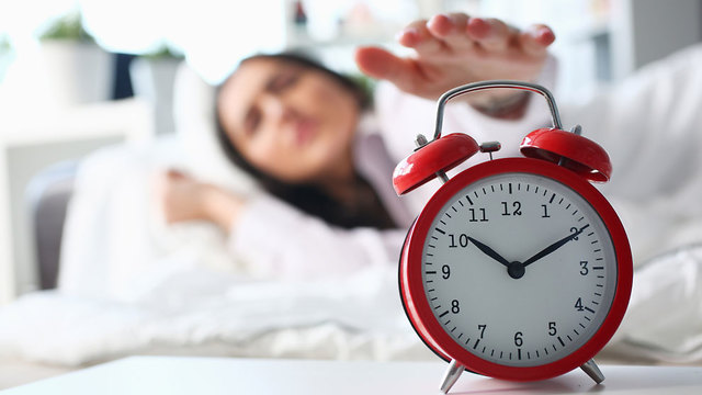 אילוס אישה מתעוררת שעון מעורר (צילום: shutterstock)