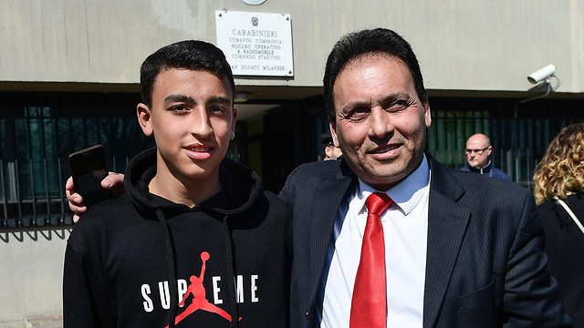 רמי שחאטה עם אביו ילד מצרי קיבל אזרחות ב איטליה הציל את חבריו מחטיפה (צילום: AFP)