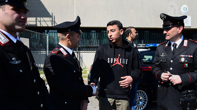 רמי שחאטה עם אביו ילד מצרי קיבל אזרחות ב איטליה הציל את חבריו מחטיפה (צילום: AFP)