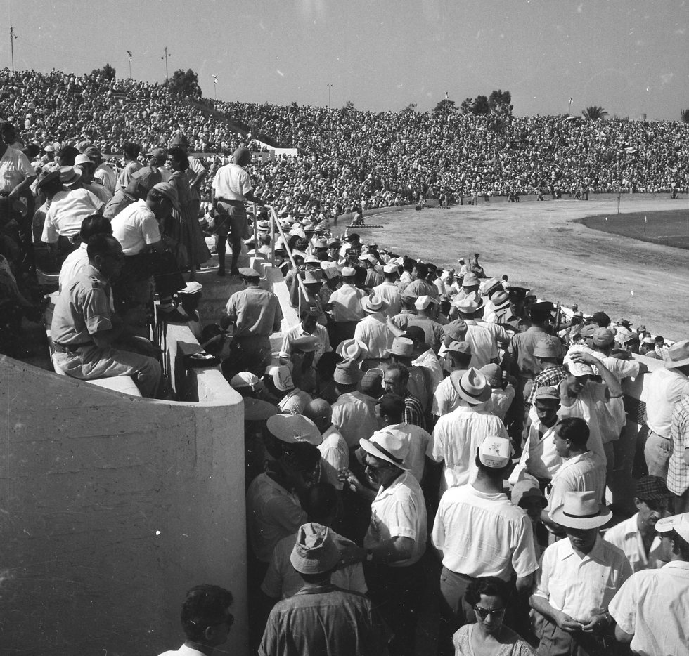 הקהל באצטדיון רמת גן במשחק בין ישראל לברית המועצות ב-1956 (צילום: דוד רובינגר)