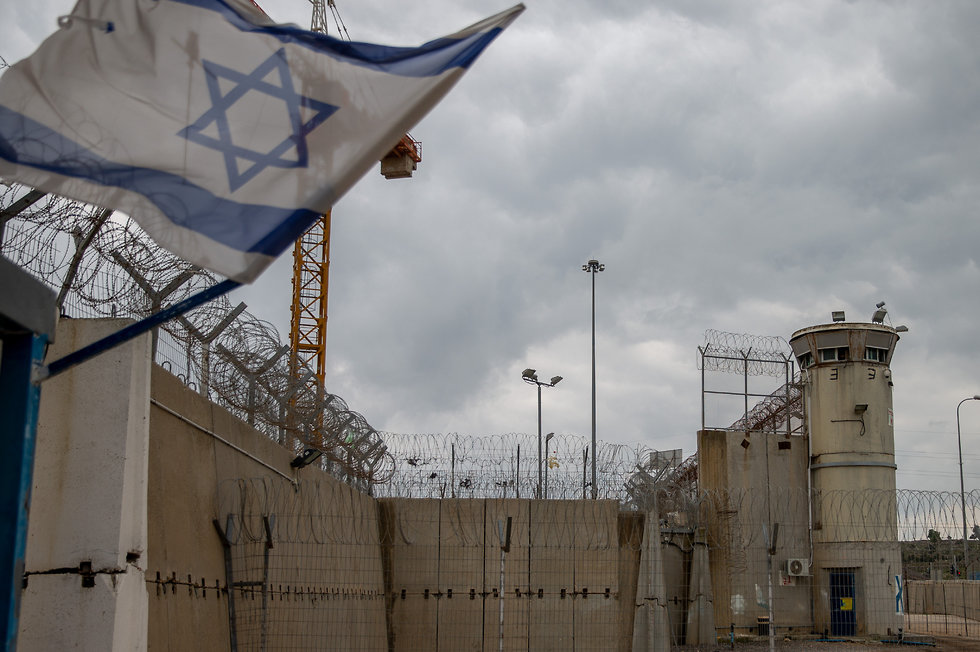 Israeli Ofer military prison which hold Palestinian security prisonerss  (צילום: אוהד צויגנברג)