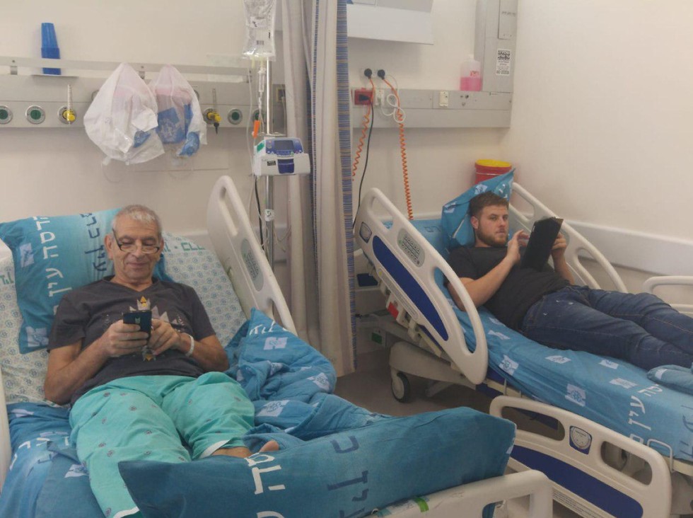 Отец и сын в больничной палате