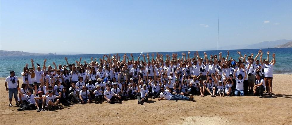 כל המתחרים בצילום משותף בחוף אילת (צילום: דב גרינבלט, החברה להגנת הטבע)