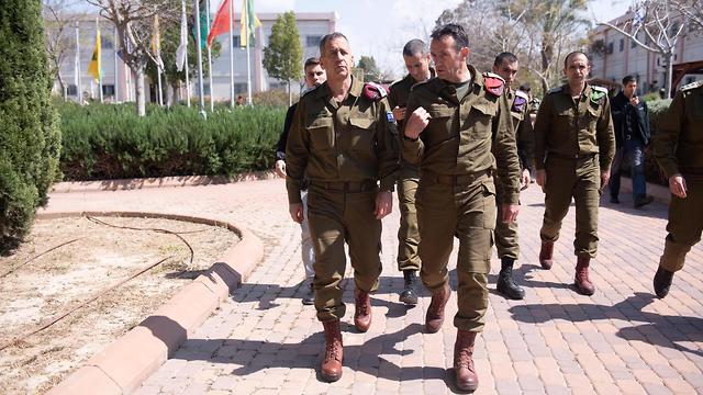 Начальник генштаба ЦАХАЛа Авив Кохави совещается с командным составом. Фото: пресс-служба ЦАХАЛа