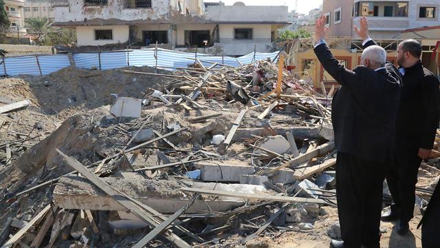 Хания на руинах своей канцелярии в Газе