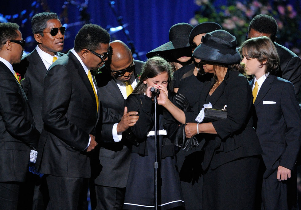 נחשפת לציבור עם משפחת ג'קסון, בטקס האשכבה של אביה ב-2009 (צילום:  Mark Terrill/GettyimagesIL)