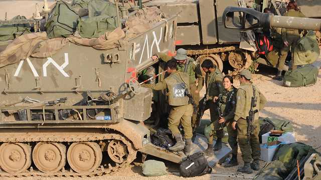 Военнослужащие и бронетехника ЦАХАЛа у границы с Газой. Фото: Ави Роках