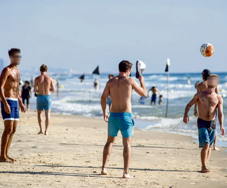 בקיץ, על החוף. מחקרים עדכניים בודקים אם קרינה אולטרה־סגולה יכולה להאט התפתחות טרשת נפוצה