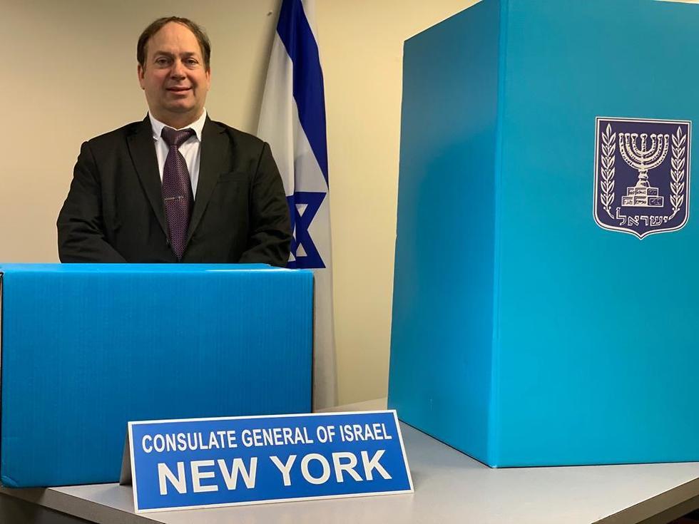 קונסול ישראל בניו יורק, דני דיין, מצביע לכנסת ה-21 ()