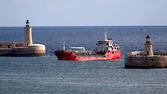 ה אונייה שנחטפה על ידי מהגרים ב ים התיכון מגיעה לנמל ב מלטה (צילום: רויטרס)