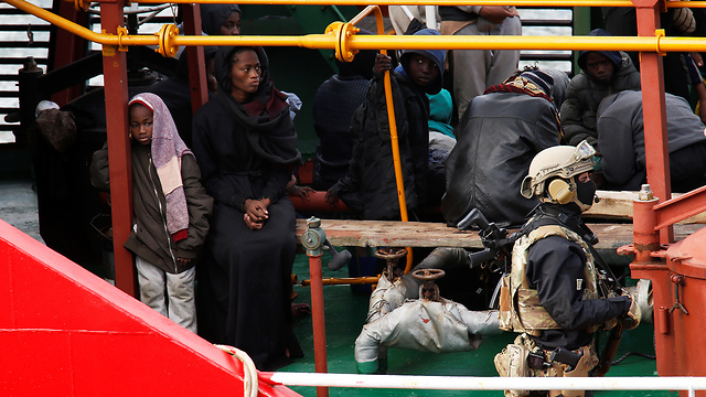 ספינה אלהיבולו 1 נחטפה ב לוב ל מלטה על ידי פליטים מהגרים (צילום: רויטרס)