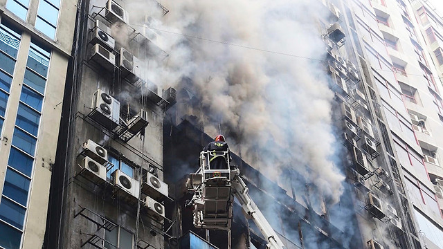 שריפה בניין ב בנגלדש  (צילום: AP)