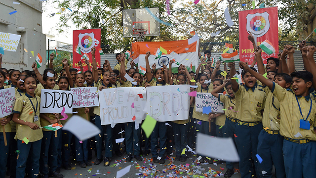 סטודנטים בהודו חוגגים את שיגור הטיל הבליסטי (צילום: AFP)