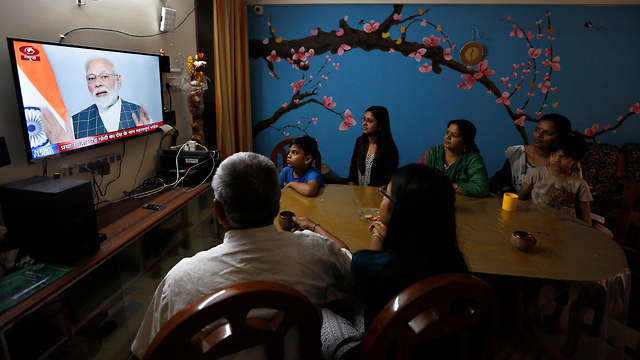 משפחה צופה בנרנדרה מודי בטלוויזיה מכריז על שיגור הטיל (צילום: AP)