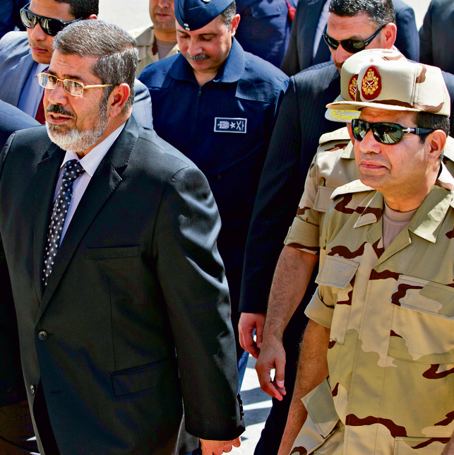 א־סיסי (מימין) בימיו כשר ההגנה עם הנשיא דאז מורסי. "ברגע האחרון הוא אמר: אני אוציא את מצרים מידי הרשעים האלה"