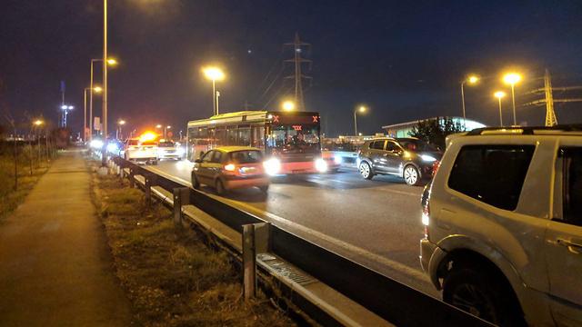 מכוניות נוסעות נגד כיוון התנועה בכביש איילון משה דיין (צילום: גל שאול)