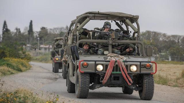 חיילים בכוננות בגבול רצועת עזה (צילום: אבי רוקח)