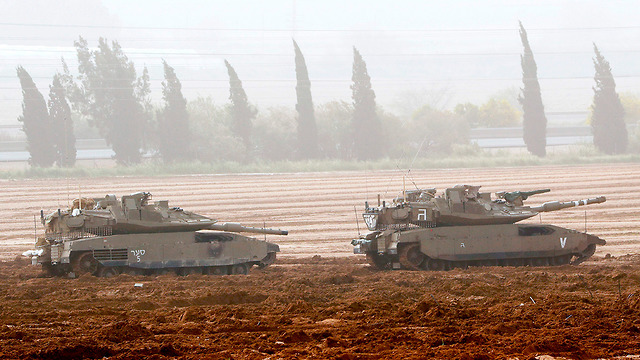 טנקים בגבול רצועת עזה (צילום: AFP)