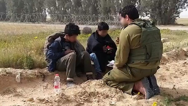 מעצרם של הילדים הפלסטינים שניסו לחדור עם סכין לשטח ישראל (צילום: דובר צה