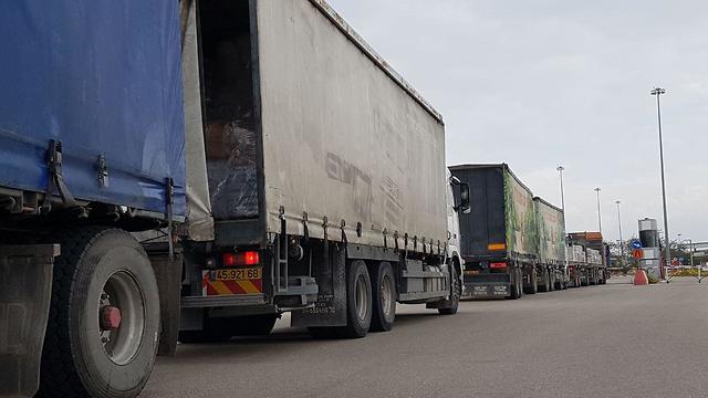 Trucks make their way to Kerem Shalom border crossing on Sunday (Photo: Barel Efraim)