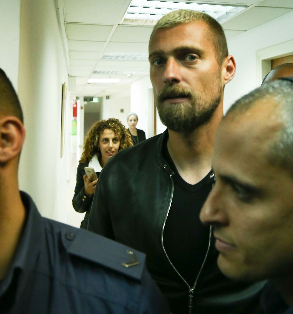 גבריאל תאמאש מובא לבית המשפט (צילום: ראובן שוורץ)