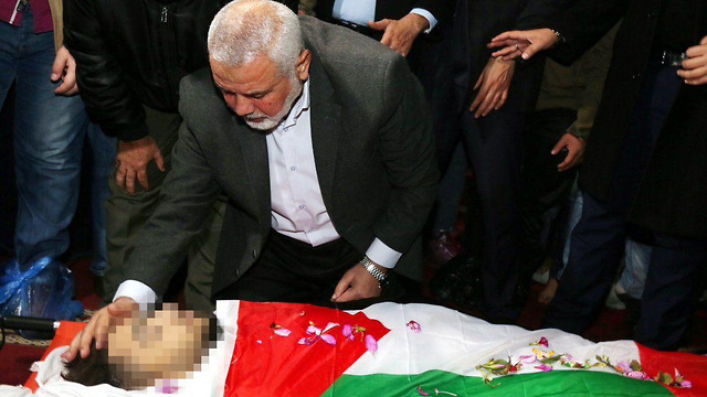 Политический лидер ХАМАСа Исмаил Хания на похоронах участника беспорядков у границы с Израилем