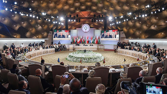Tunisian President Beji Caid Essebsi (C) chairs a session of the 30th Arab League summit in the Tuni