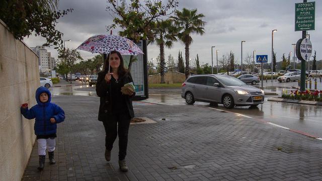 מזג אוויר סוער ברחובות נתניה (צילום: עידו ארז)