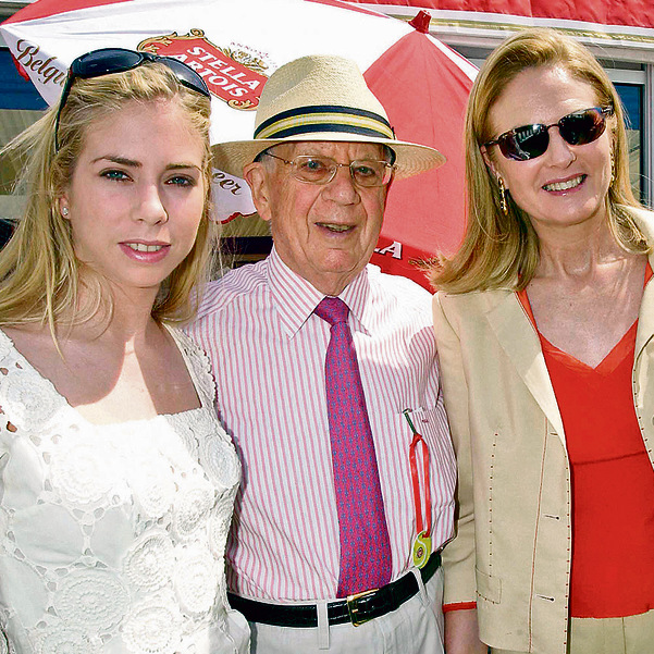 מורטימר סאקלר, אשתו תרזה ובתם מריסה באירוע טניס ב־2003. משפחה מחוזרת ומוכרת בזכות מפעל פילנתרופי רחב היקף