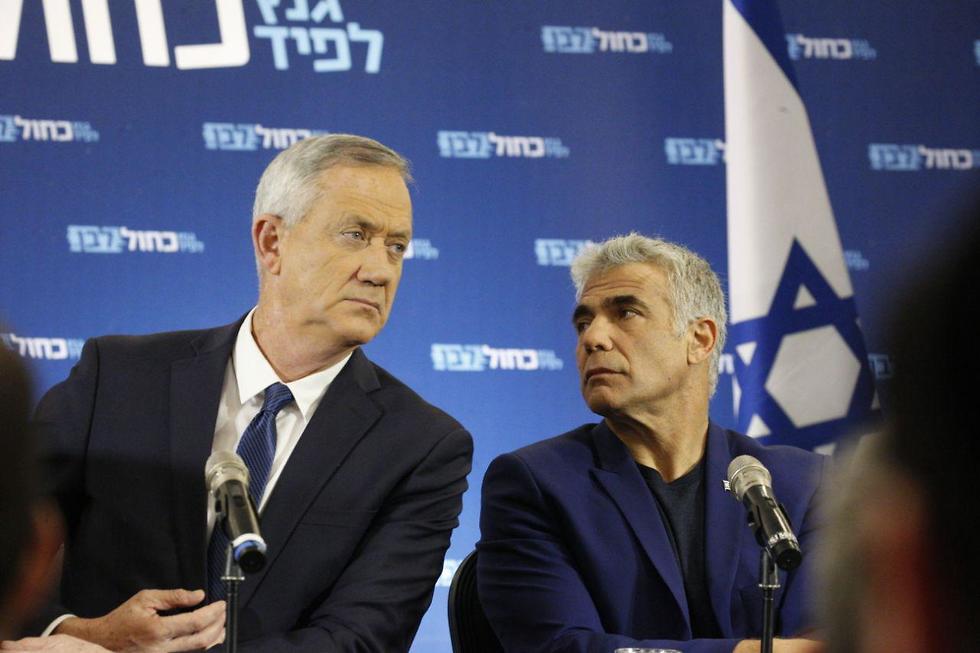 Бени Ганц и Яир Лапид на пресс-конференции 1 апреля. Фото: Моти Кимхи