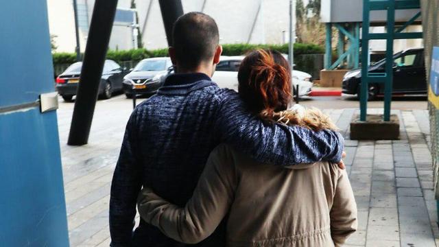 הוריה של התינוקת שעברה התעללות בפעוטון בחיפה (צילום: גיל נחושתן)