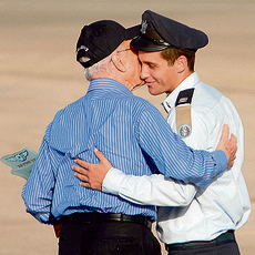 אסף עם הנשיא פרס בטקס קבלת כנפי הטיס | צילום: חיים הורנשטיין