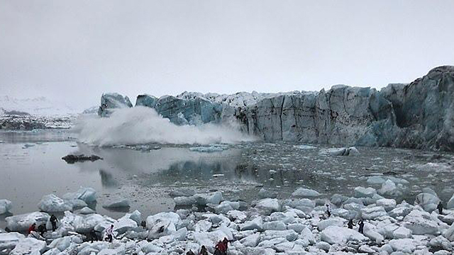 איסלנד חלק מ קרחון קרח תיירים ברחו מהגלים (צילום: @Newsflare/stepman)