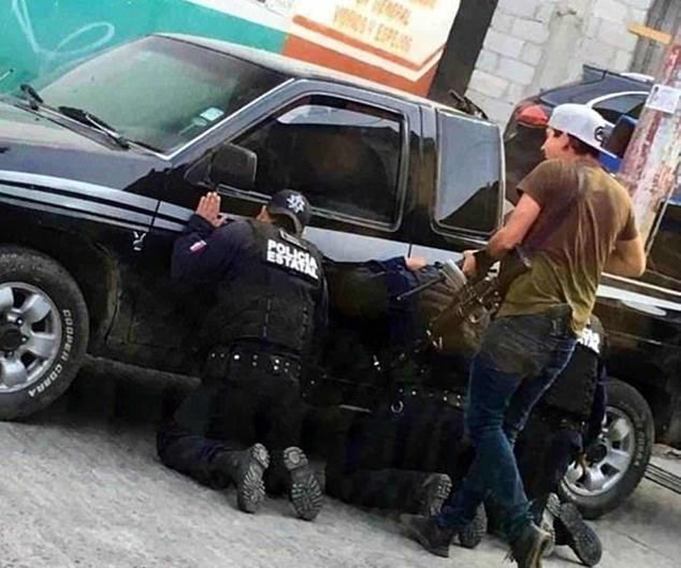 מקסיקו חמושים השפילו שוטרים וחטפו אותם מדינת פואבלה ()
