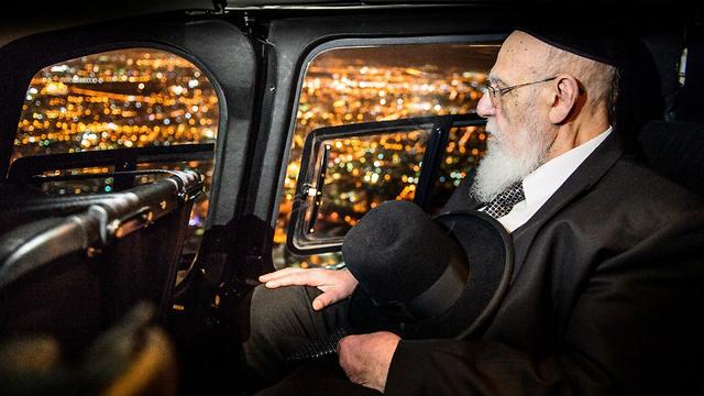 הרב שלום כהן בטיסה ( צילום: ישראל ברדוגו)