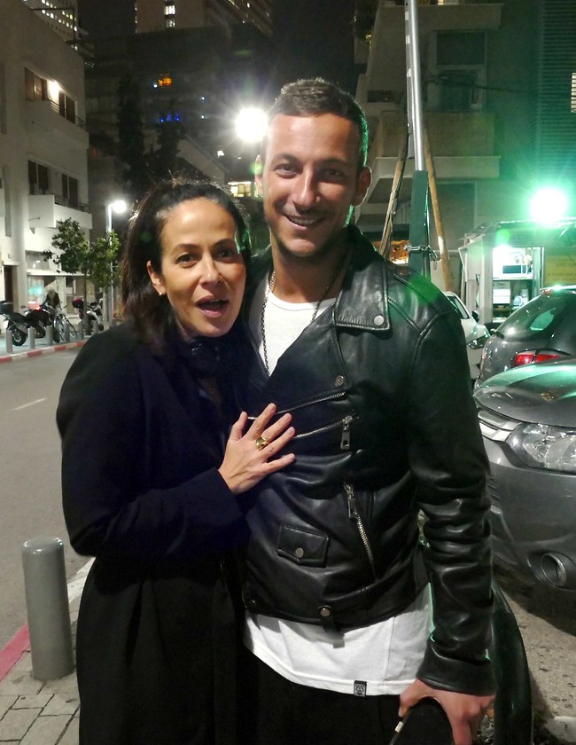לא מזיזה את היד גם תמורת שלום (צילום: אמיר מאירי) לא מזיזה את היד גם תמורת שלום (צילום: אמיר מאירי)