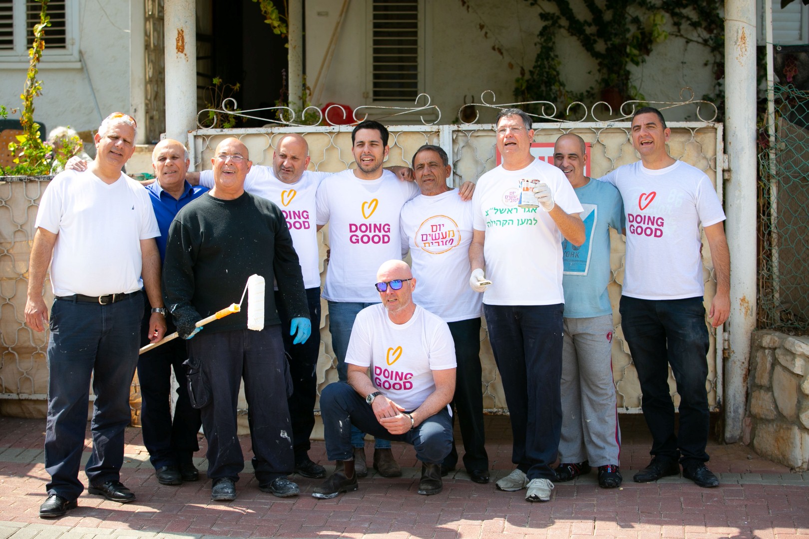 מתנדבים מחברות עסקיות משפצים בית של קשיש בראשון לציון (צילום: אריק סולטן)