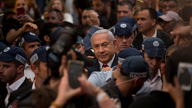 Benjamin Netanyahu visits Hatikvah Market (Photo: AP)