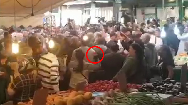 אישה זורקת עגבניה על בנימין נתניהו בזמן סיור ב שוק התקווה תל אביב ()